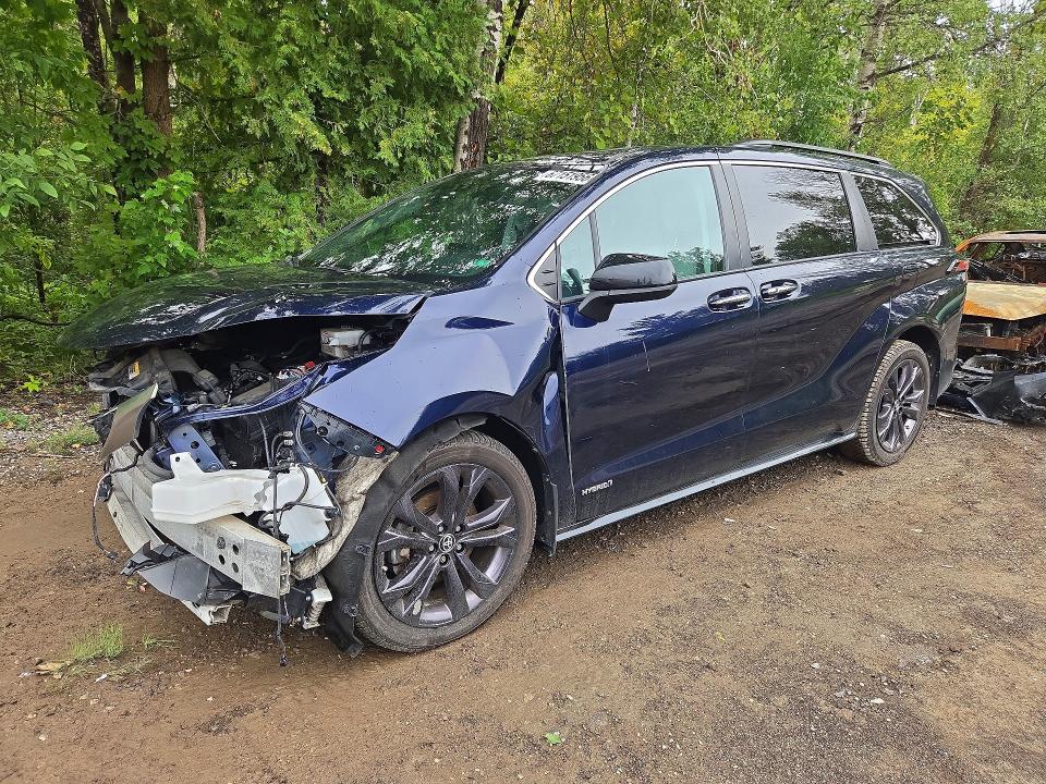 2021 Toyota Sienna VIN 5TDGRKECXMS057263 — COPART salvage auction photo
