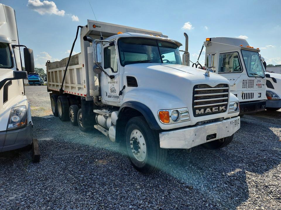 2005 Mack Cv713 VIN 1M2AG11C35M026358 COPART salvage auction — NORMAL WEAR, NC - DEALER ONLY CLEAN TITLE, sold $4,600 on 2026-09-29 (photo 4)