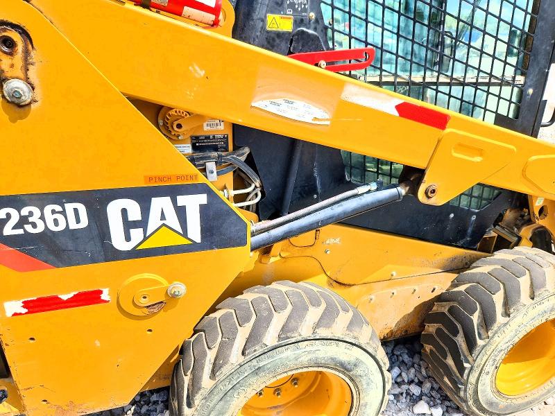2017 Caterpillar 236d skid steer VIN CAT0236DHBGZ03743 COPART salvage auction — NORMAL WEAR, TN - BILL OF SALE, sold $9,900 on 2026-09-04 (photo 9)
