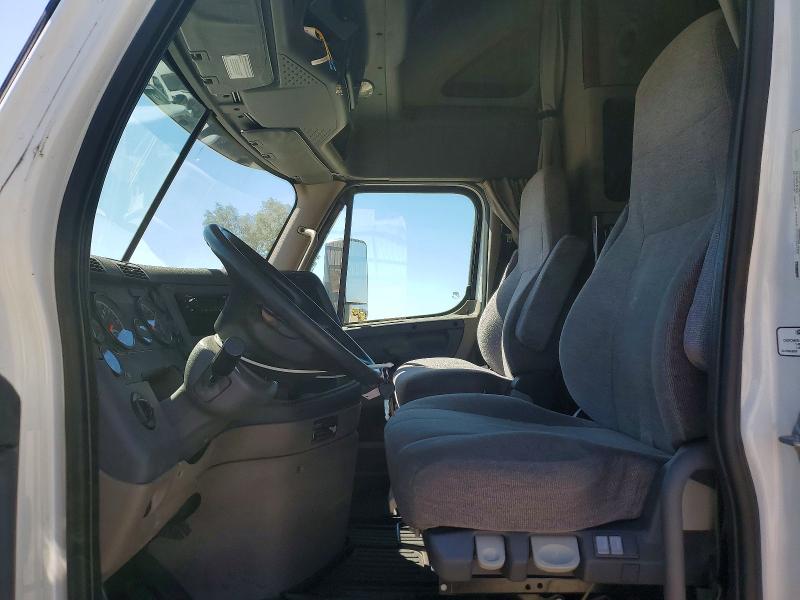 2014 Freightliner All models VIN 3AKJGLD52ESFV9322 COPART salvage auction — NORMAL WEAR, WA - DIS/DLR/EXP ONLY CLEAN TITLE, sold $3,000 on 2026-10-06 (photo 7)