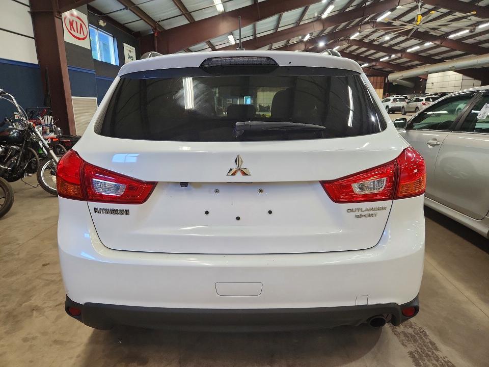 2015 Mitsubishi Outlander VIN 4A4AP4AU4FE047772 COPART salvage auction — MINOR DENT/SCRATCHES, Vt - Certificate Of Title, sold $1,900 on 2026-10-07 (photo 6)