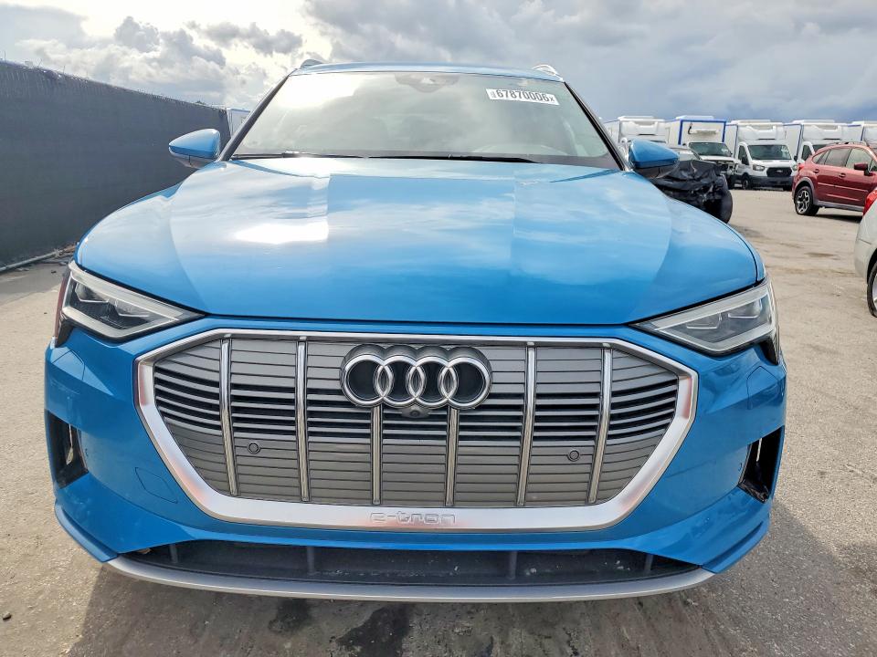 2019 Audi E-tron VIN WA1LABGE3KB012765 COPART salvage auction — MINOR DENT/SCRATCHES, Fl - Certificate Of Title, sold $14,300 on 2026-10-13 (photo 5)
