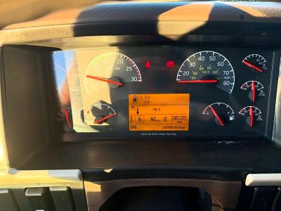 2016 Volvo VIN 4V4NC9EJ0GN931991 COPART salvage auction — NORMAL WEAR, Salvage Title, sold $2,850 on 2026-10-16 (photo 9)