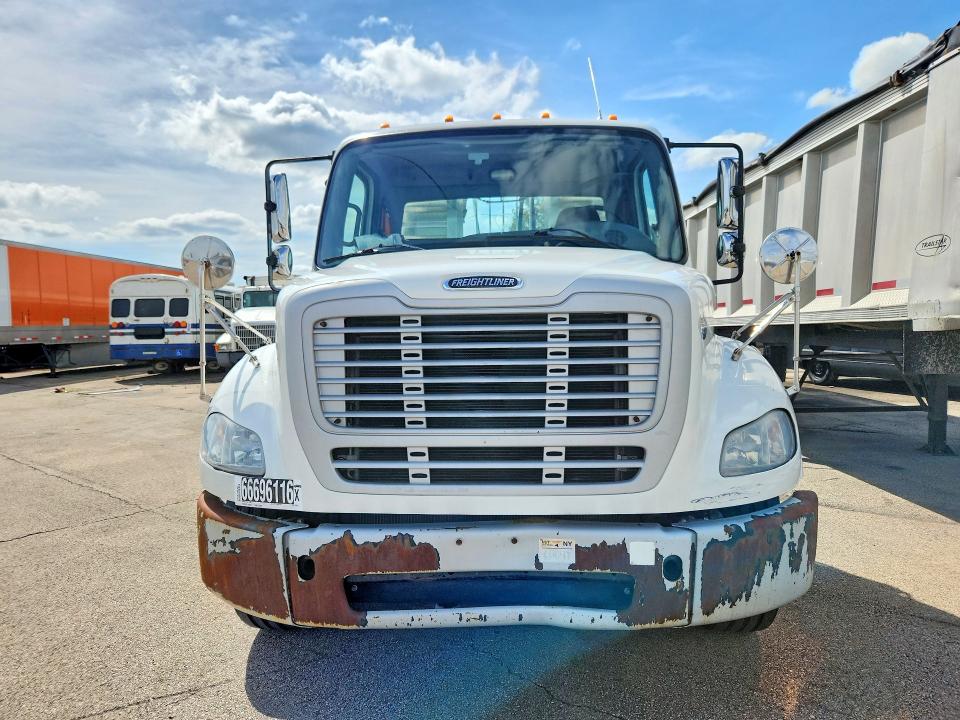 2016 Freightliner M2 VIN 1FUJC5DV9GHGY4861 COPART salvage auction — MINOR DENT/SCRATCHES, NY - CERTIFICATE OF TITLE, sold $13,000 on 2026-09-18 (photo 5)