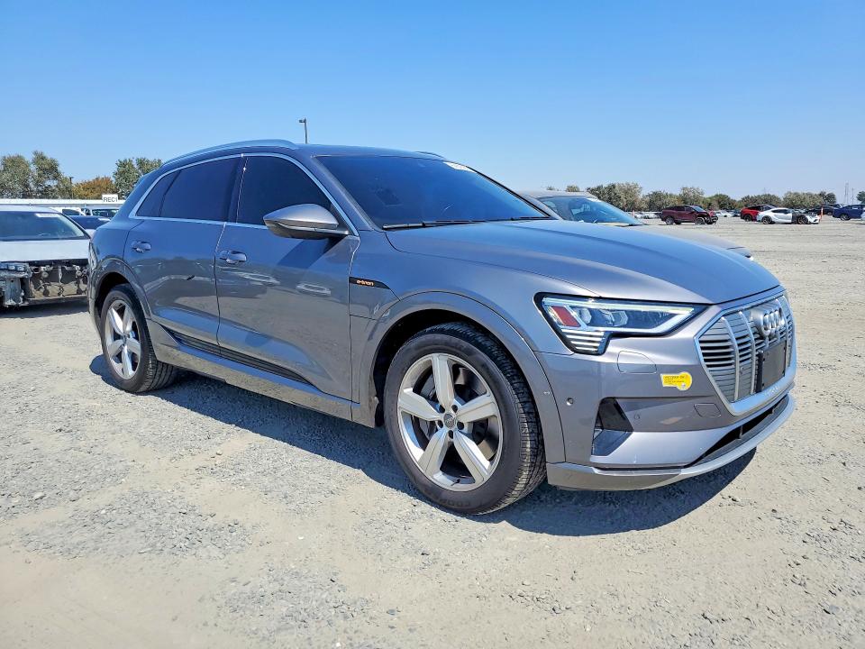 2019 Audi E-tron VIN WA1LABGE5KB013108 COPART salvage auction — NORMAL WEAR, Ca - Dis/Dlr/Exp Only Clean Title (P), sold $12,000 on 2026-10-02 (photo 4)