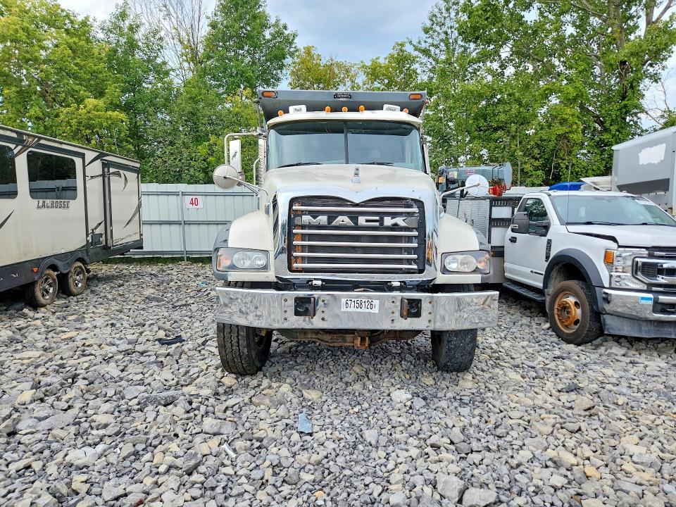 2017 Mack 700 gu700 VIN 1M2AX09CXHM035478 COPART salvage auction — MINOR DENT/SCRATCHES, PA - CERTIFICATE OF SALVAGE (P), sold $30,000 on 2026-09-17 (photo 5)