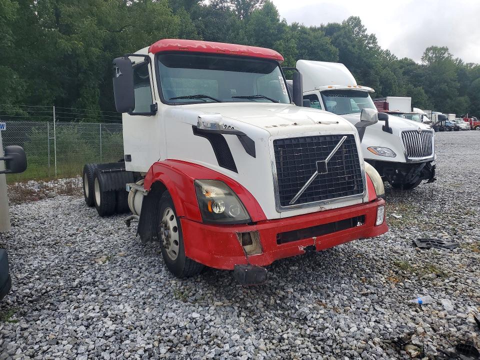 2005 Volvo Vn VIN 4V4NC9GG35N398114 COPART salvage auction — SIDE, PA - CERT OF TITLE, sold $1,050 on 2026-10-06 (photo 4)