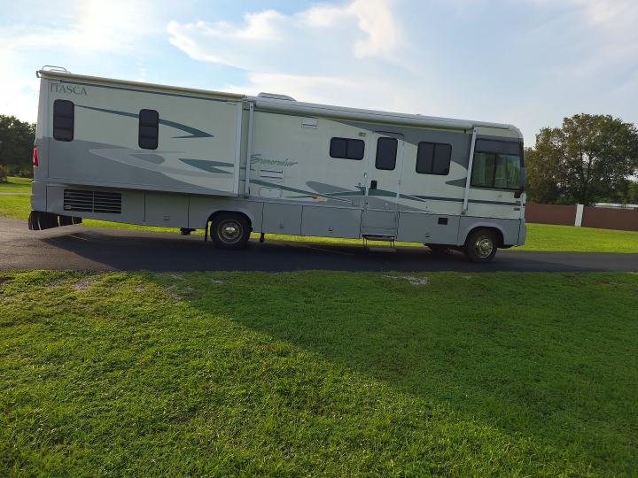 2002 Winnebago Itasca suncruiser VIN 5NB4MP67G12335517 COPART salvage auction — MINOR DENT/SCRATCHES, FL - CERT OF TITLE-REBUILT (P), sold $15,250 on 2026-09-22 (photo 5)