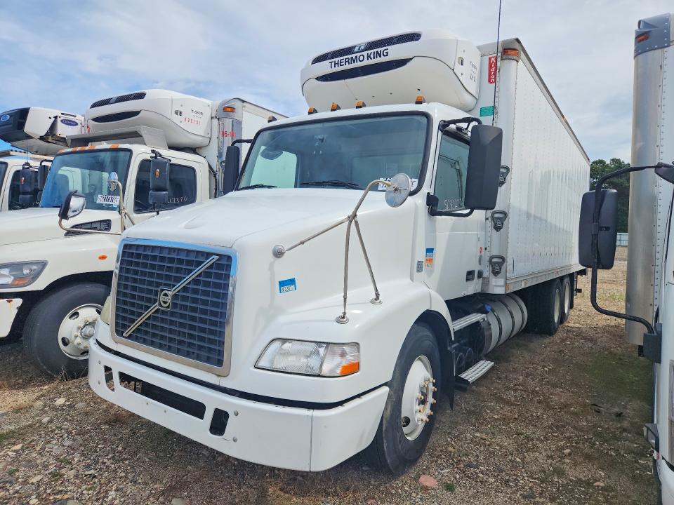 2014 Volvo VNM VIN 4V5MC9DF1EN171961 COPART salvage auction — NORMAL WEAR, NY - CERTIFICATE OF TITLE, sold $750 on 2026-09-15 (photo 1)