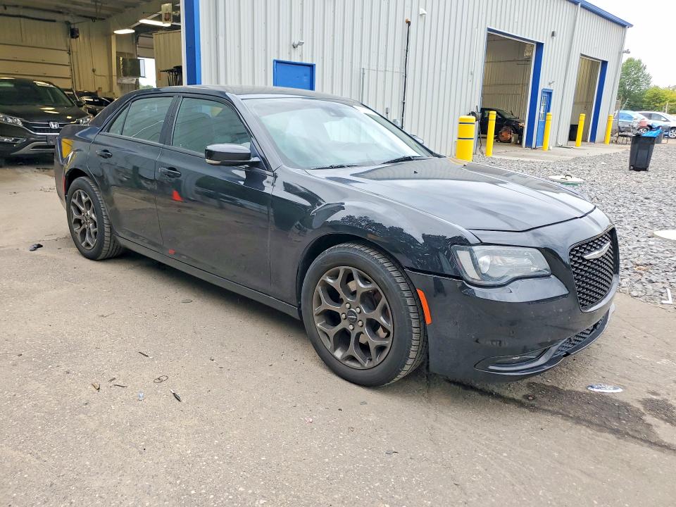 2015 Chrysler 300 VIN 2C3CCAGG1FH781780 COPART salvage auction — MINOR DENT/SCRATCHES, Salvage Title, sold $2,850 on 2026-10-06 (photo 4)