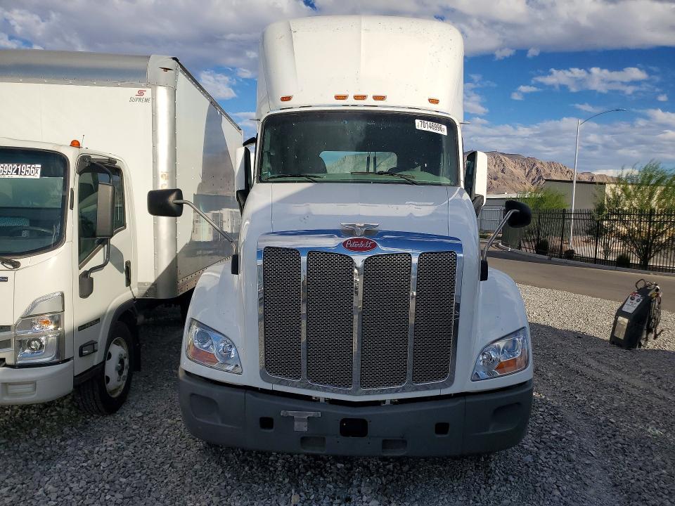 2020 Peterbilt 579 VIN 1XPBA48X9LD685710 COPART salvage auction — MINOR DENT/SCRATCHES, IN - CERTIFICATE OF TITLE (P), sold $1,000 on 2026-10-02 (photo 5)