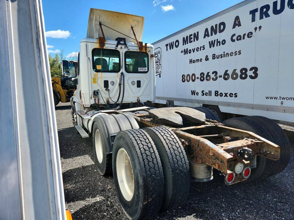 2016 Freightliner Cascadia 113 VIN 1FUJGBDV7GLBW4500 COPART salvage auction — MINOR DENT/SCRATCHES, IN - CERTIFICATE OF TITLE, sold $5,700 on 2026-09-29 (photo 2)