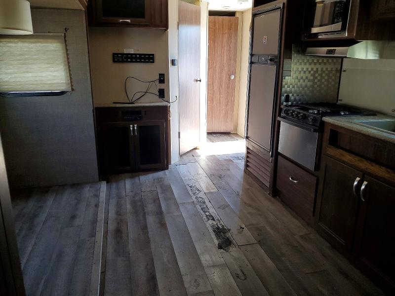 2018 Keystone rv Coleman VIN 4YDT25128JM934404 COPART salvage auction — WATER/FLOOD, SC - CERTIFICATE OF TITLE, sold $1,600 on 2026-10-06 (photo 5)