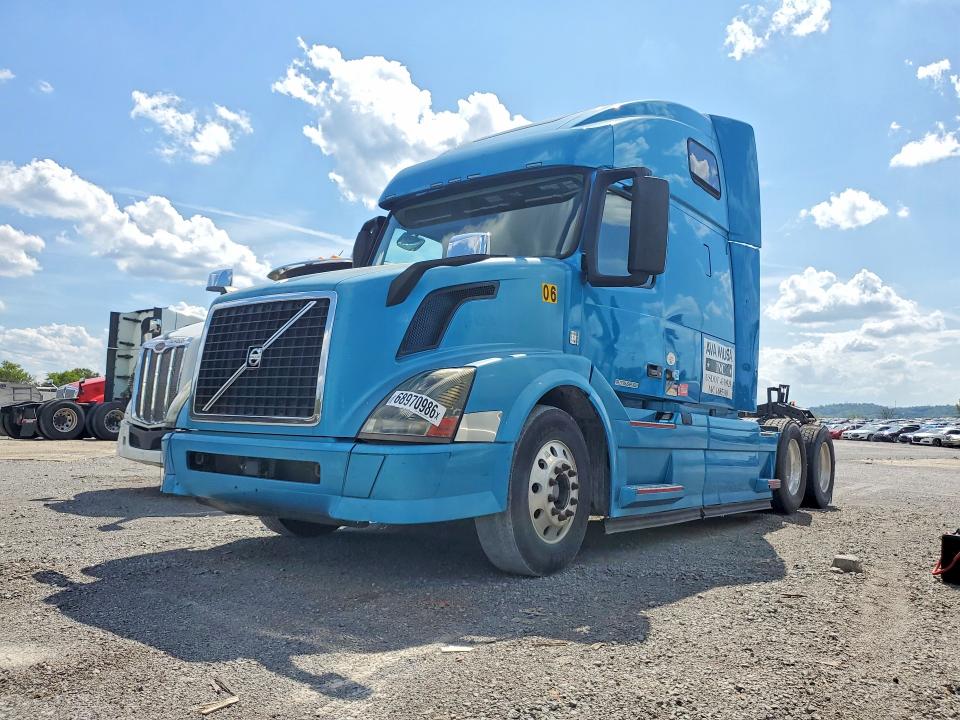 2014 Volvo Vn VIN 4V4N99EH4EN167443 COPART salvage auction — MINOR DENT/SCRATCHES, Tn - Certificate Of Title, sold $6,200 on 2026-09-18 (photo 1)