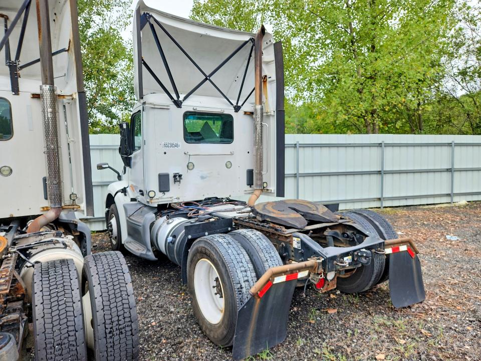 2018 Peterbilt 579 VIN 1XPBA48X6JD477572 COPART salvage auction — NORMAL WEAR, IN - CERTIFICATE OF TITLE, sold $5,100 on 2026-09-29 (photo 2)