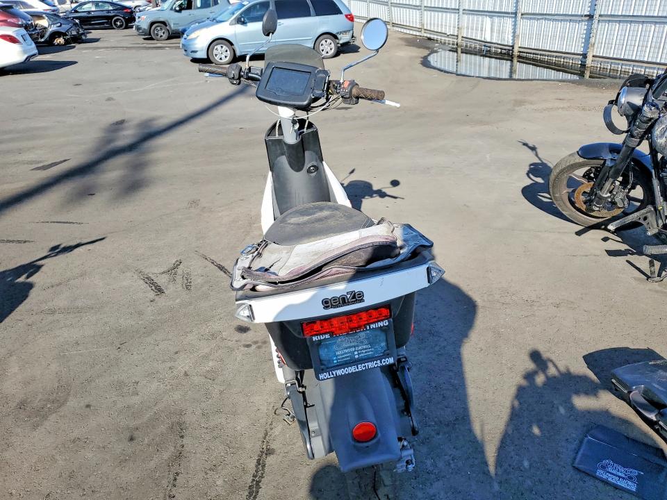2016 Other Other goods VIN 58DGS1115GAV00544 COPART salvage auction — MINOR DENT/SCRATCHES, CA, sold $1 on 2026-09-21 (photo 4)