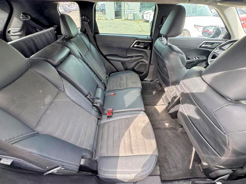 2023 Mitsubishi Outlander VIN JA4J3UA87PZ016784 COPART salvage auction — NORMAL WEAR, Ny - Certificate Of Title (P), sold $9,700 on 2026-10-01 (photo 6)