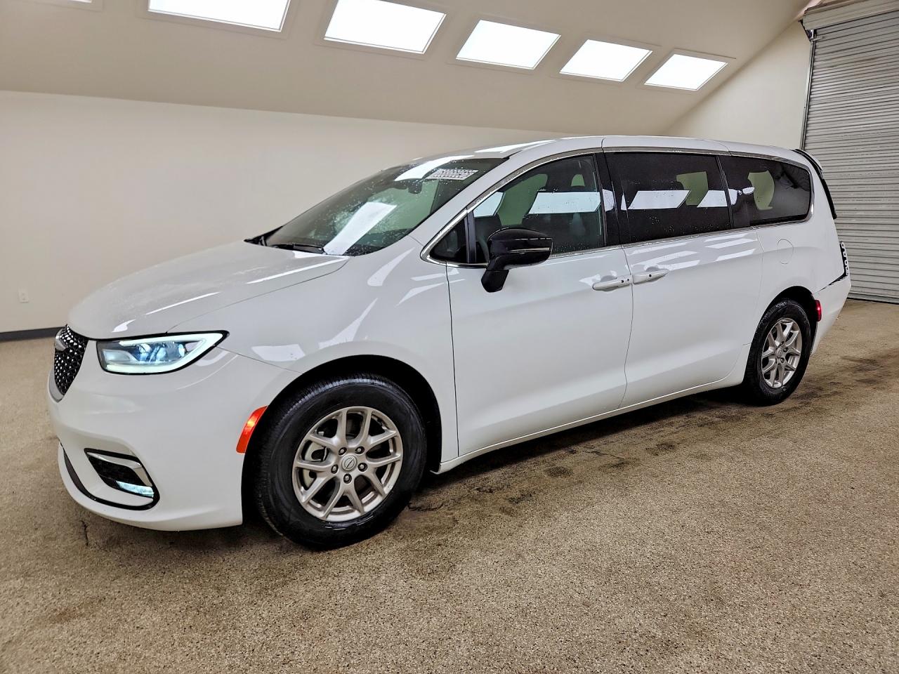 2026 Chrysler Pacifica VIN 2C4RC1BG8TR193748 — COPART salvage auction photo