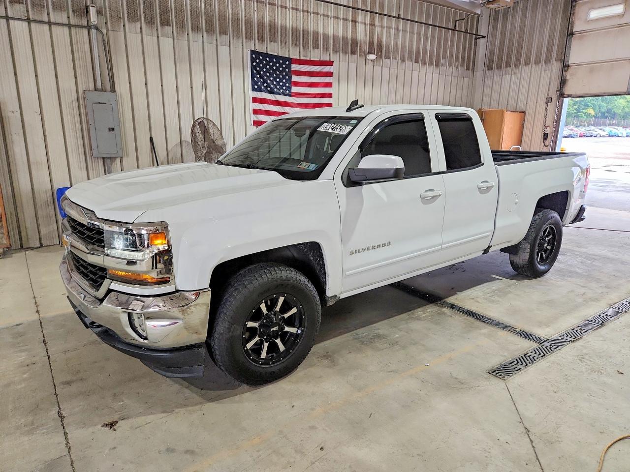 2018 Chevrolet Silverado 1500 VIN 2GCVKREC2J1102333 — COPART salvage auction photo