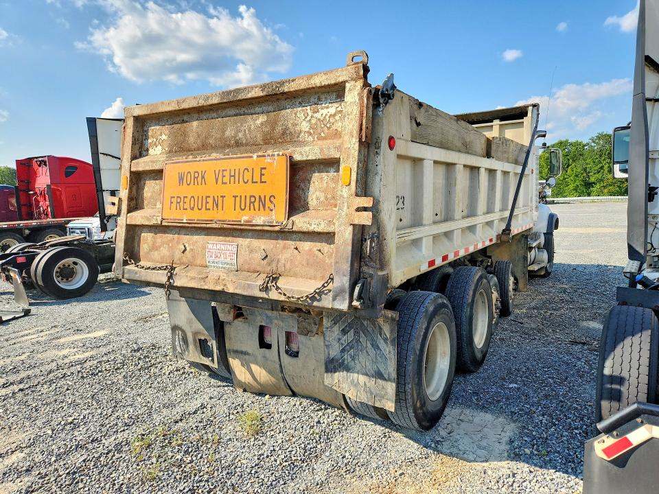 2005 Mack Cv713 VIN 1M2AG11C35M026358 COPART salvage auction — NORMAL WEAR, NC - DEALER ONLY CLEAN TITLE, sold $4,600 on 2026-09-29 (photo 3)