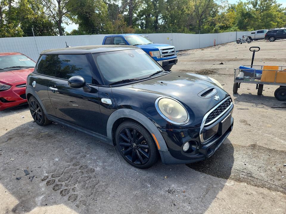 2014 Mini Cooper VIN WMWXM7C51ET986192 COPART salvage auction — MINOR DENT/SCRATCHES, MO - CERTIFICATE OF TITLE, sold $900 on 2026-09-15 (photo 4)