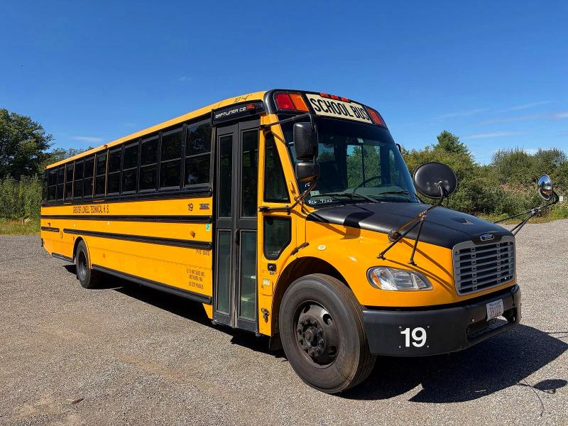 2015 Freightliner Chassis VIN 4UZABRDU6FCFW9523 COPART salvage auction — NORMAL WEAR, MA - CERTIFICATE OF TITLE (P), sold $825 on 2026-10-08 (photo 2)