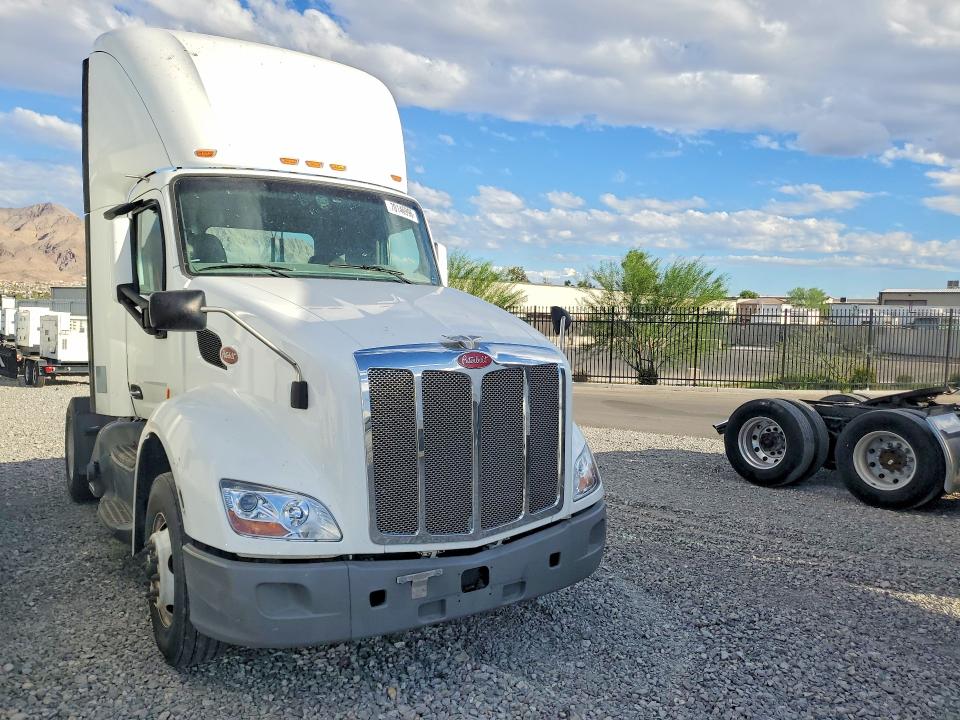 2020 Peterbilt 579 VIN 1XPBA48X9LD685710 COPART salvage auction — MINOR DENT/SCRATCHES, IN - CERTIFICATE OF TITLE (P), sold $1,000 on 2026-10-02 (photo 4)