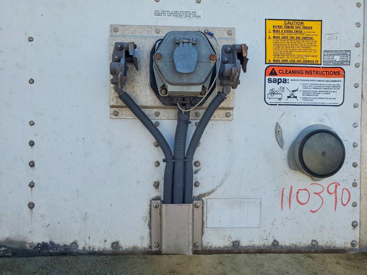 2015 Utility Trailer VIN 1UYVS2531FG278955 COPART salvage auction — Minor Dent/Scratches, AZ - CERT OF TITLE - SALVAGE, sold $2,500 on 2026-09-27 (photo 9)