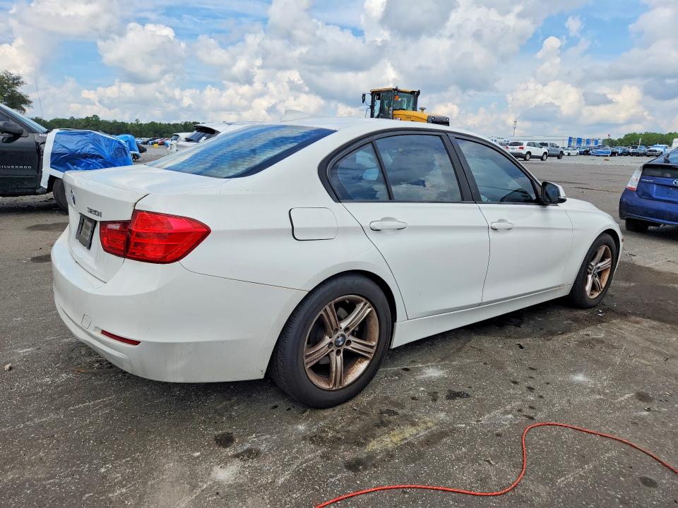 2015 BMW 3er VIN WBA3B1G55FNT64745 COPART salvage auction — MINOR DENT/SCRATCHES, Fl - Certificate Of Title, sold $0 on 2026-10-02 (photo 3)