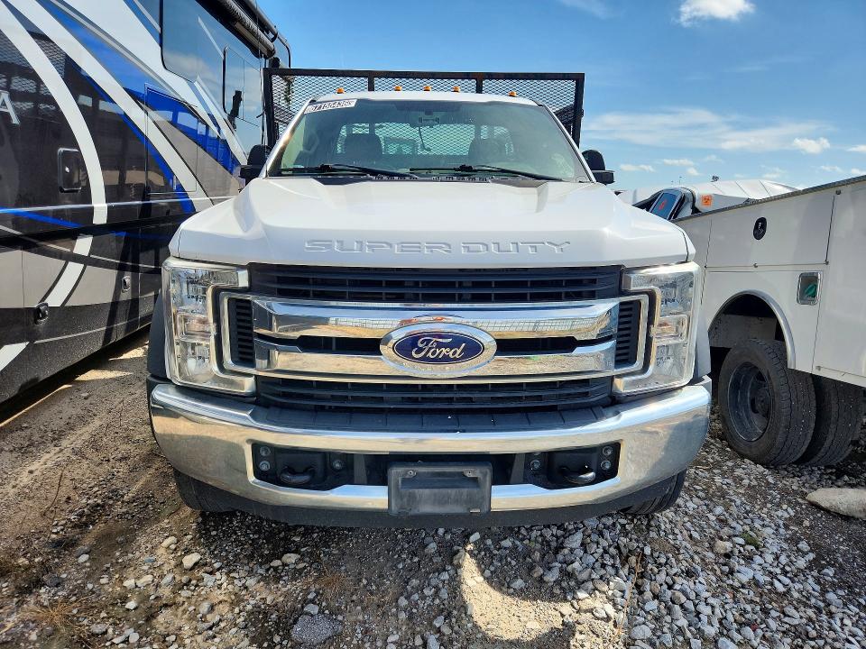 2019 Ford F-550 super duty VIN 1FDUF5GY4KEF71033 COPART salvage auction — MINOR DENT/SCRATCHES, NE - CERTIFICATE OF TITLE, sold $11,500 on 2026-10-08 (photo 5)