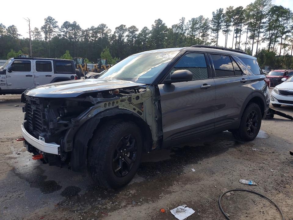 2021 Ford Explorer VIN 1FMSK8JH4MGC26105 — COPART salvage auction photo