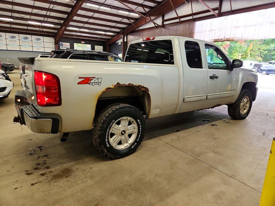 2010 Chevrolet Silverado 1500 VIN 1GCSKSE31AZ109324 COPART salvage auction — MINOR DENT/SCRATCHES, MI - CERTIFICATE OF TITLE, sold $450 on 2026-10-01 (photo 3)