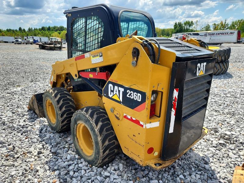 2017 Caterpillar 236d skid steer VIN CAT0236DHBGZ03743 COPART salvage auction — NORMAL WEAR, TN - BILL OF SALE, sold $9,900 on 2026-09-04 (photo 3)