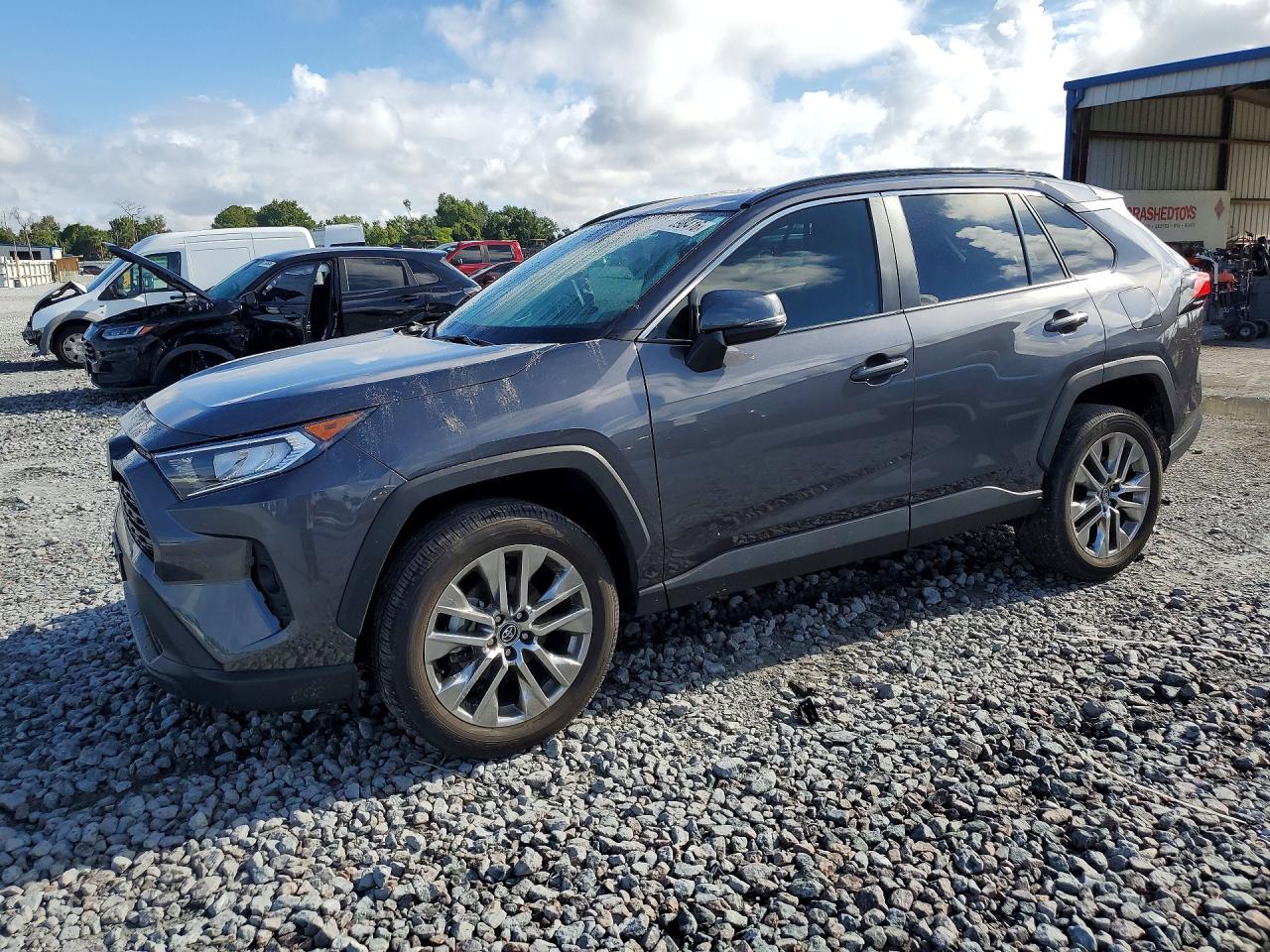 2020 Toyota RAV4 VIN 2T3C1RFV3LW062736 — COPART salvage auction photo