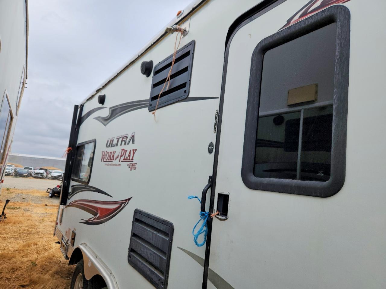 2014 Foresriver VIN 4X4TWPA2XEB014823 COPART salvage auction — Vandalized, CA - SALVAGE CERTIFICATE, sold $3,499 on 2026-10-08 (photo 9)