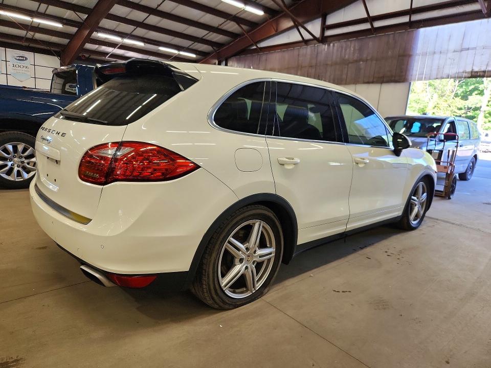 2012 Porsche Cayenne VIN WP1AB2A23CLA44859 COPART salvage auction — MINOR DENT/SCRATCHES, Salvage Title, sold $2,900 on 2026-10-06 (photo 3)