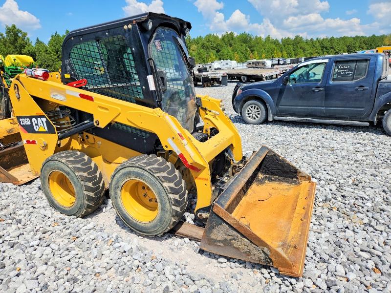 2017 Caterpillar 236d skid steer VIN CAT0236DHBGZ03743 — COPART salvage auction photo