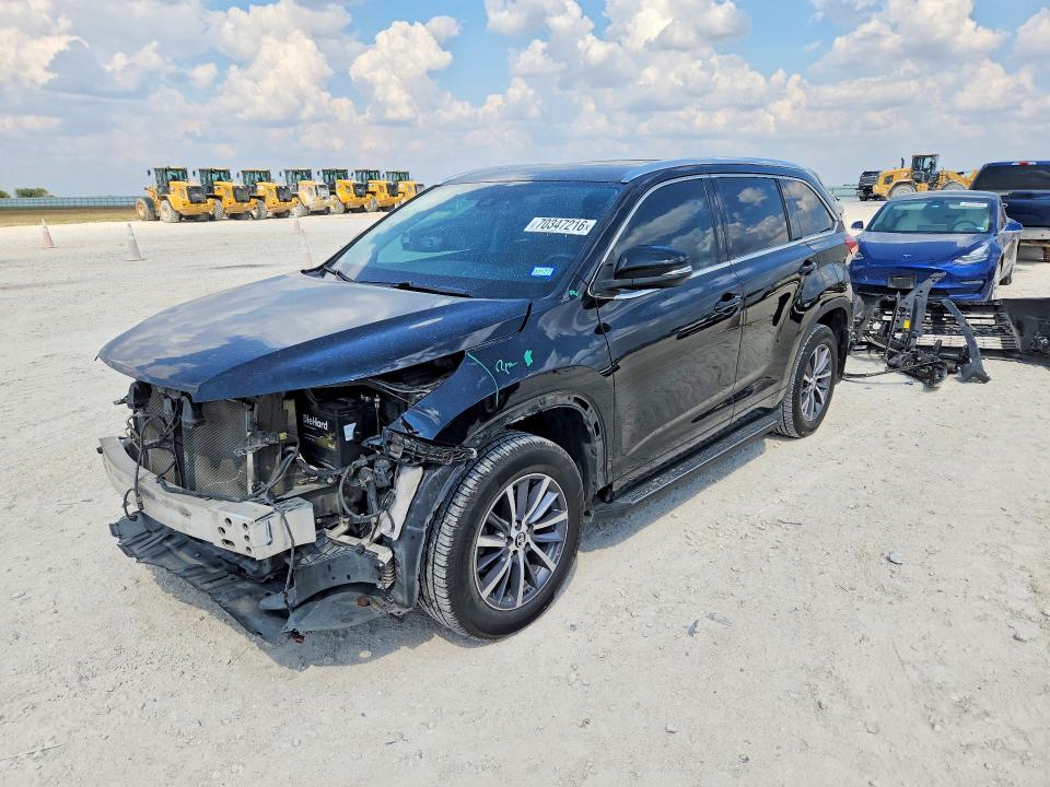 2018 Toyota Highlander VIN 5TDKZRFH5JS546811 — COPART salvage auction photo