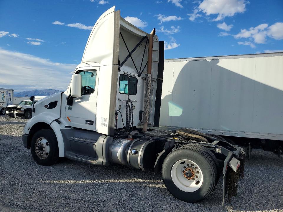 2020 Peterbilt 579 VIN 1XPBA48X9LD685710 COPART salvage auction — MINOR DENT/SCRATCHES, IN - CERTIFICATE OF TITLE (P), sold $1,000 on 2026-10-02 (photo 2)