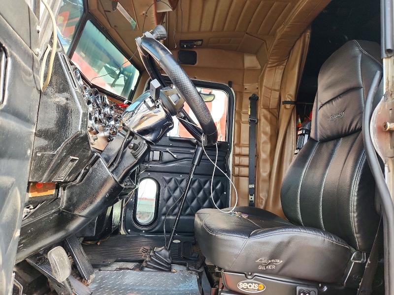 2000 Peterbilt All other VIN 1XP5DR9XXYD483689 COPART salvage auction — MINOR DENT/SCRATCHES, OH - CERTIFICATE OF TITLE, sold $10,200 on 2026-10-09 (photo 7)