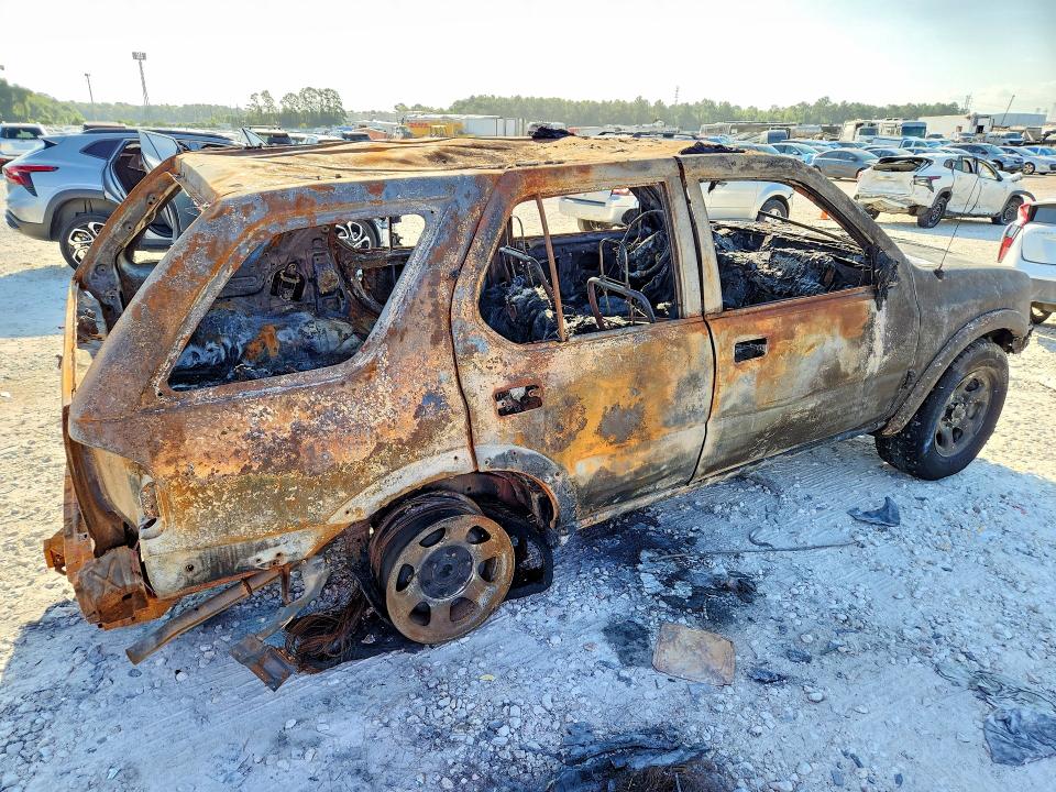 2000 Isuzu Rodeo VIN 4S2CK58W2Y4315145 COPART salvage auction — BURN, TX - NONREPAIRABLE TITLE, sold $175 on 2026-10-02 (photo 3)