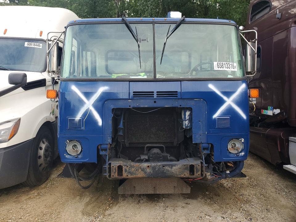 2011 Autocar llc Xpeditor VIN 5VCACLLEXBH212853 COPART salvage auction — MINOR DENT/SCRATCHES, Nj - Clean Title Export Only, sold $1,650 on 2026-09-24 (photo 5)