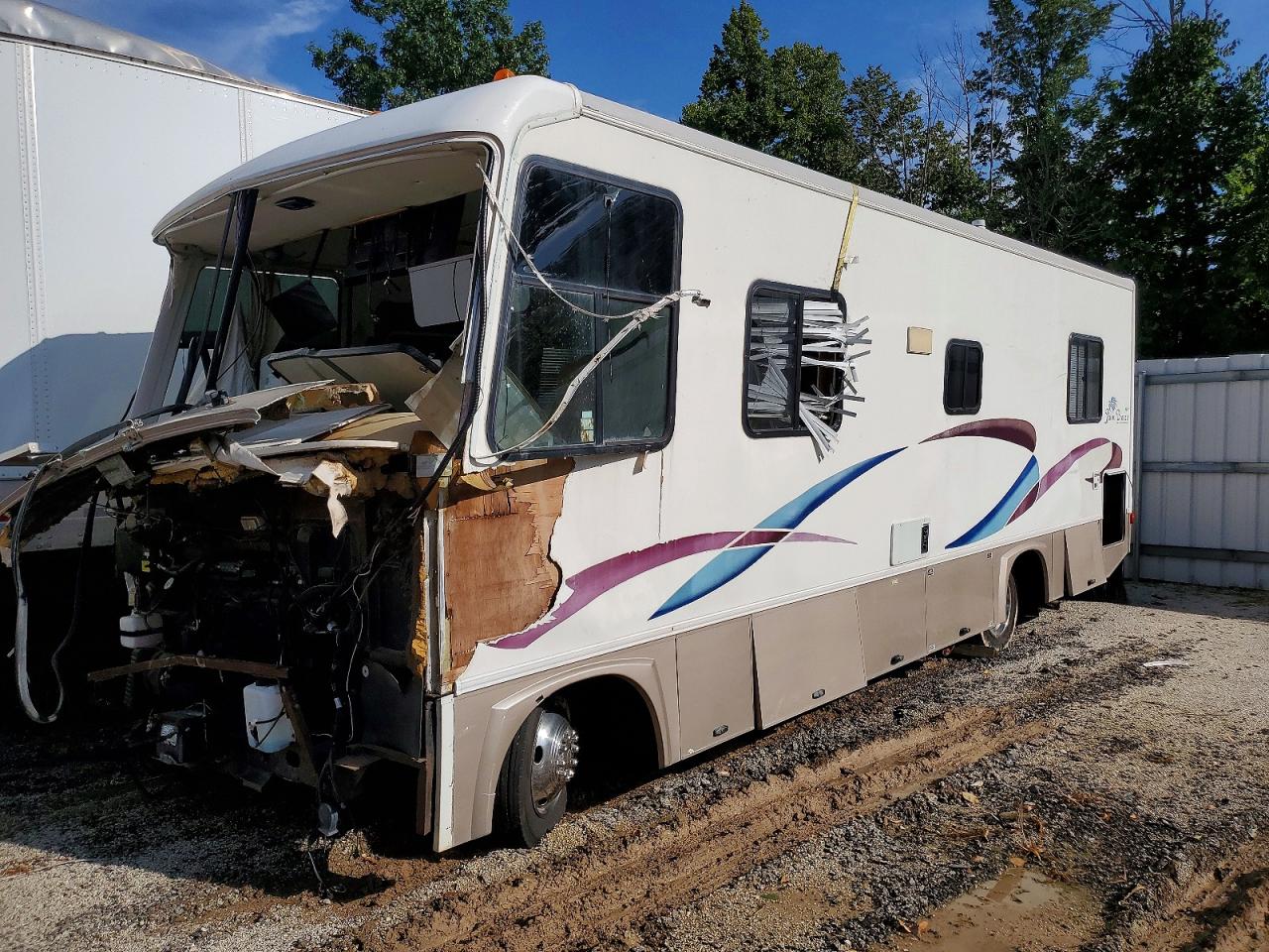 1999 VIN 5B4KP37J5X3311538 COPART salvage auction — Water/Flood, Bp - Non-Repairable, sold $225 on 2026-09-24 (photo 2)