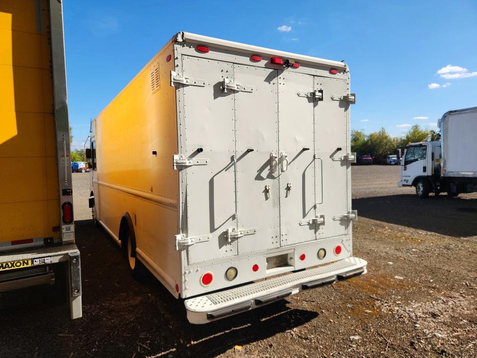 2007 Frht - freightliner VIN 4UZAANBW87CX54039 COPART salvage auction — MINOR DENT/SCRATCHES, OR - CERTIFICATE OF TITLE, sold $2,850 on 2026-10-12 (photo 2)