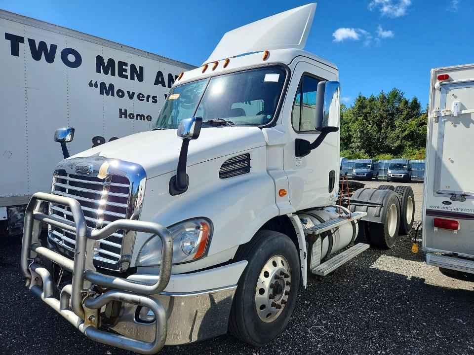 2016 Freightliner Cascadia 113 VIN 1FUJGBDV7GLBW4500 COPART salvage auction — MINOR DENT/SCRATCHES, IN - CERTIFICATE OF TITLE, sold $5,700 on 2026-09-29 (photo 1)