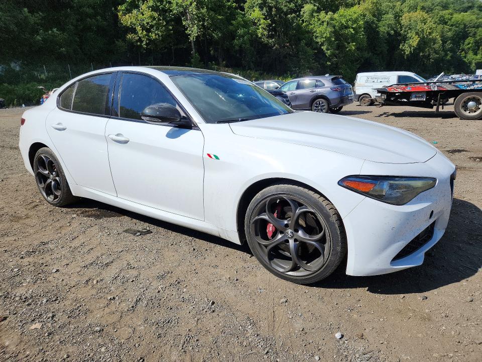 2018 Alfa romeo Giulia VIN ZARFAEDN5J7596540 COPART salvage auction — MINOR DENT/SCRATCHES, MN - CERTIFICATE OF TITLE, sold $0 on 2026-09-20 (photo 4)