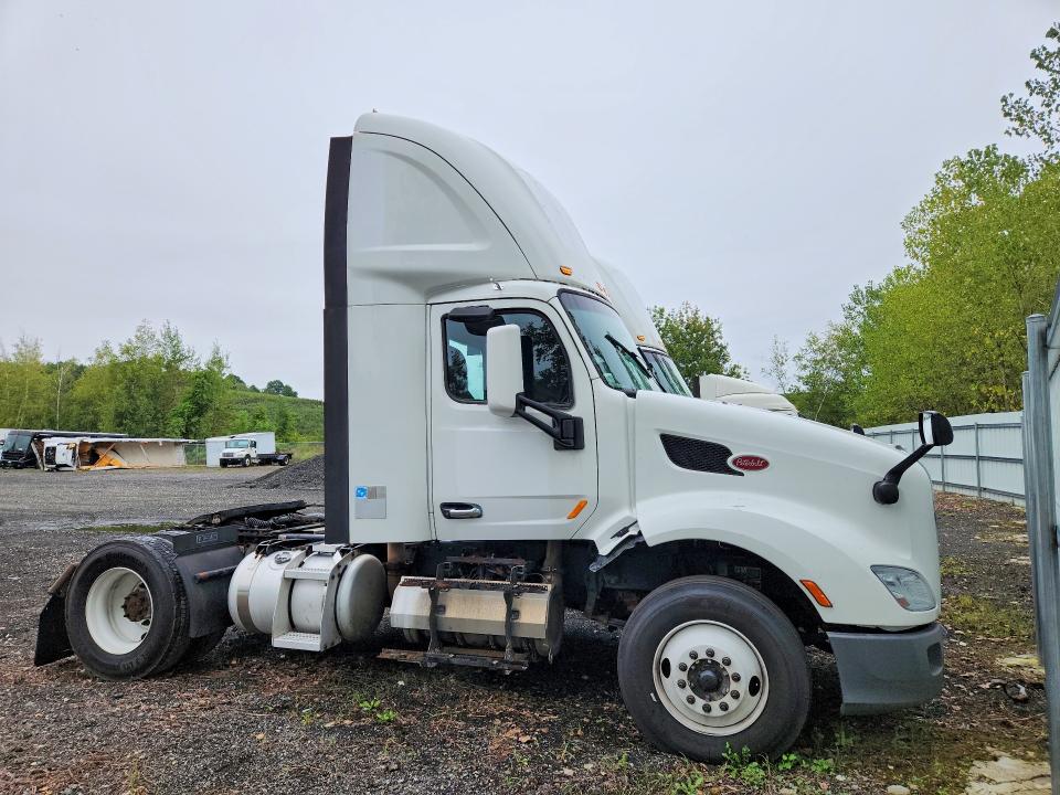 2018 Peterbilt 579 VIN 1XPBA48X6JD477572 COPART salvage auction — NORMAL WEAR, IN - CERTIFICATE OF TITLE, sold $5,100 on 2026-09-29 (photo 4)