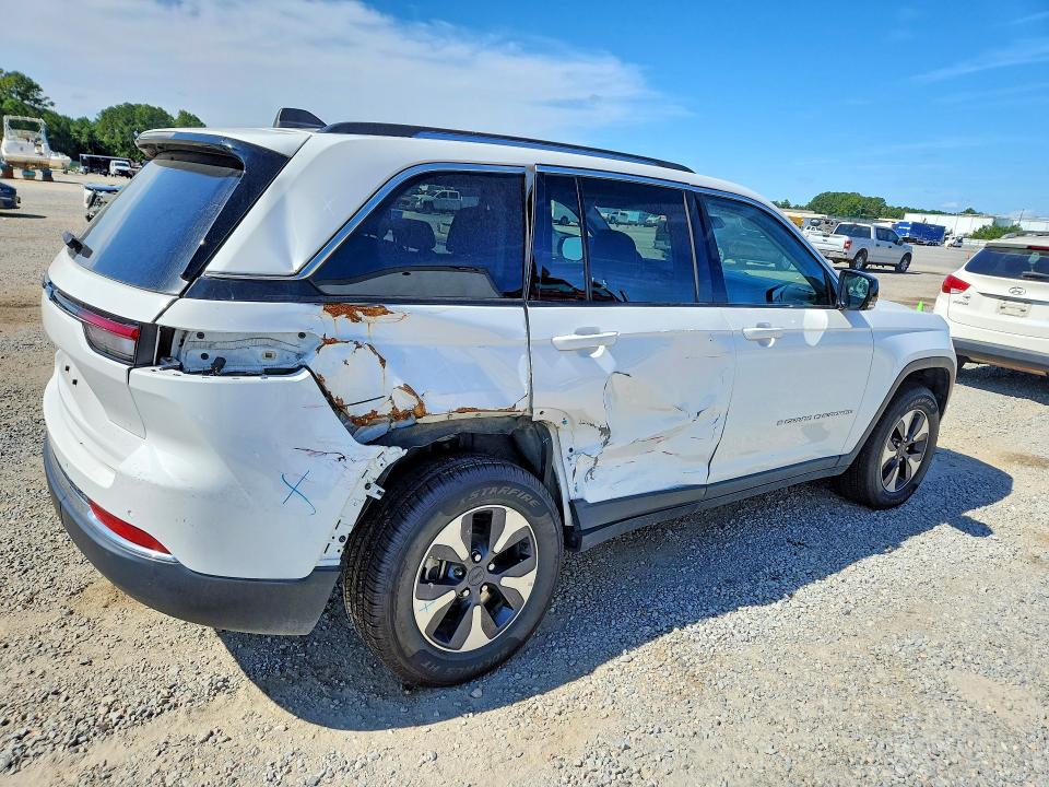 2024 Jeep Cherokee VIN 1C4RJYB6XRC710667 COPART salvage auction — SIDE, Al - Dealer Only Clean Title, sold $23,000 on 2026-09-21 (photo 3)