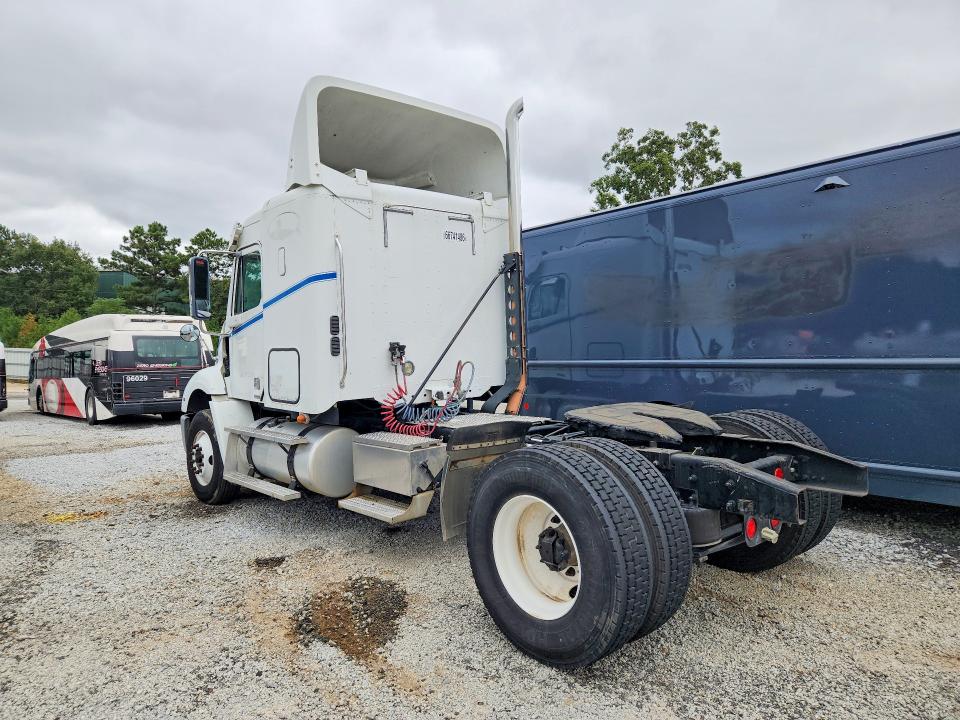 2010 Freightliner Columbia VIN 1FUBF0CV6ADAP0137 COPART salvage auction — MECHANICAL, FL - CERTIFICATE OF TITLE, sold $275 on 2026-10-09 (photo 2)