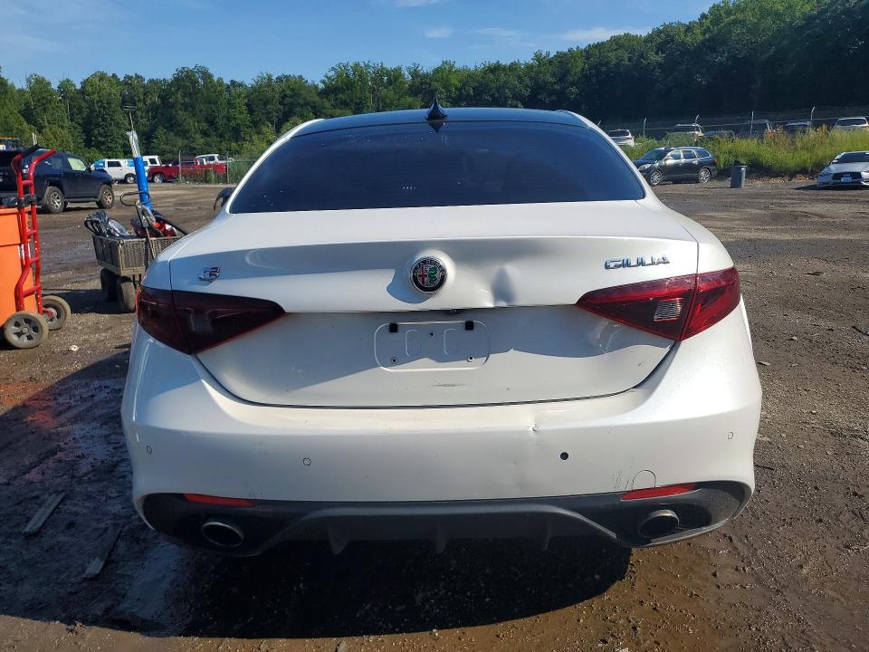 2017 Alfa romeo Giulia VIN ZARFAECN0H7553557 COPART salvage auction — MINOR DENT/SCRATCHES, Md - Certificate Of Title, sold $0 on 2026-09-29 (photo 6)